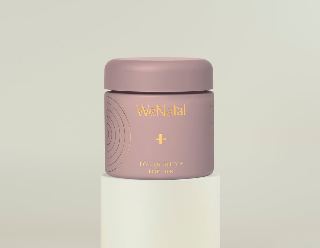 Egg Quality + Welcome Kit: A pink container of 90 skin cream capsules, enhancing egg quality, set against a pink background. Ideal for prenatal care.
