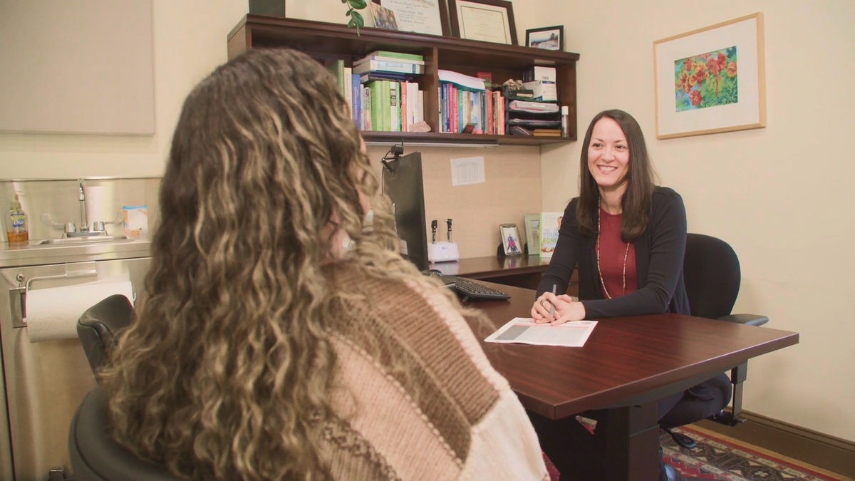 Lisa Dreher WeNatal's Director of Nutrition and Ultra Wellness Center's senior dietitian consulting with a postpartum mother - WeNatal Milk + Mood - Image courtesy of Ultra Wellness Center