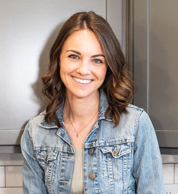 A woman smiling at the camera, wearing a shirt, embodying the positive and healthy lifestyle promoted by WeNatal.