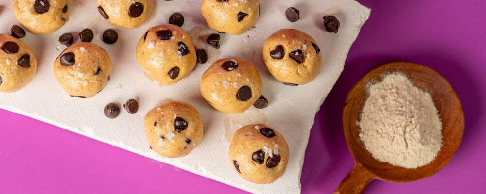 no-bake cookie dough protein balls with chocolate chips - WeNatal protein powder