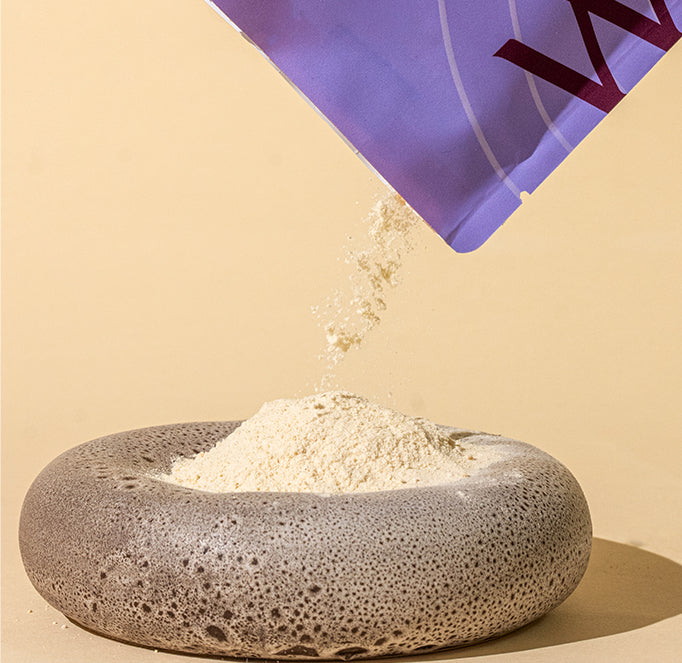 682x663_0006_Her_powder_pour