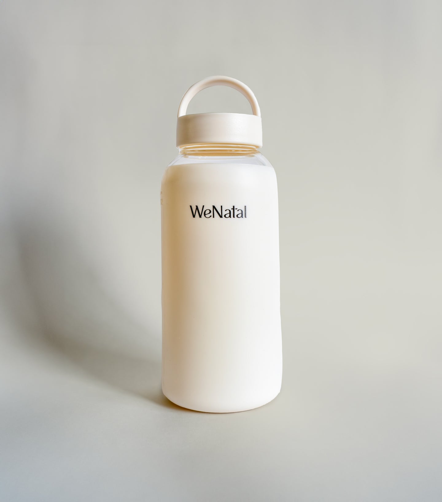 WeNatal waterbottle whole body picture on a white background